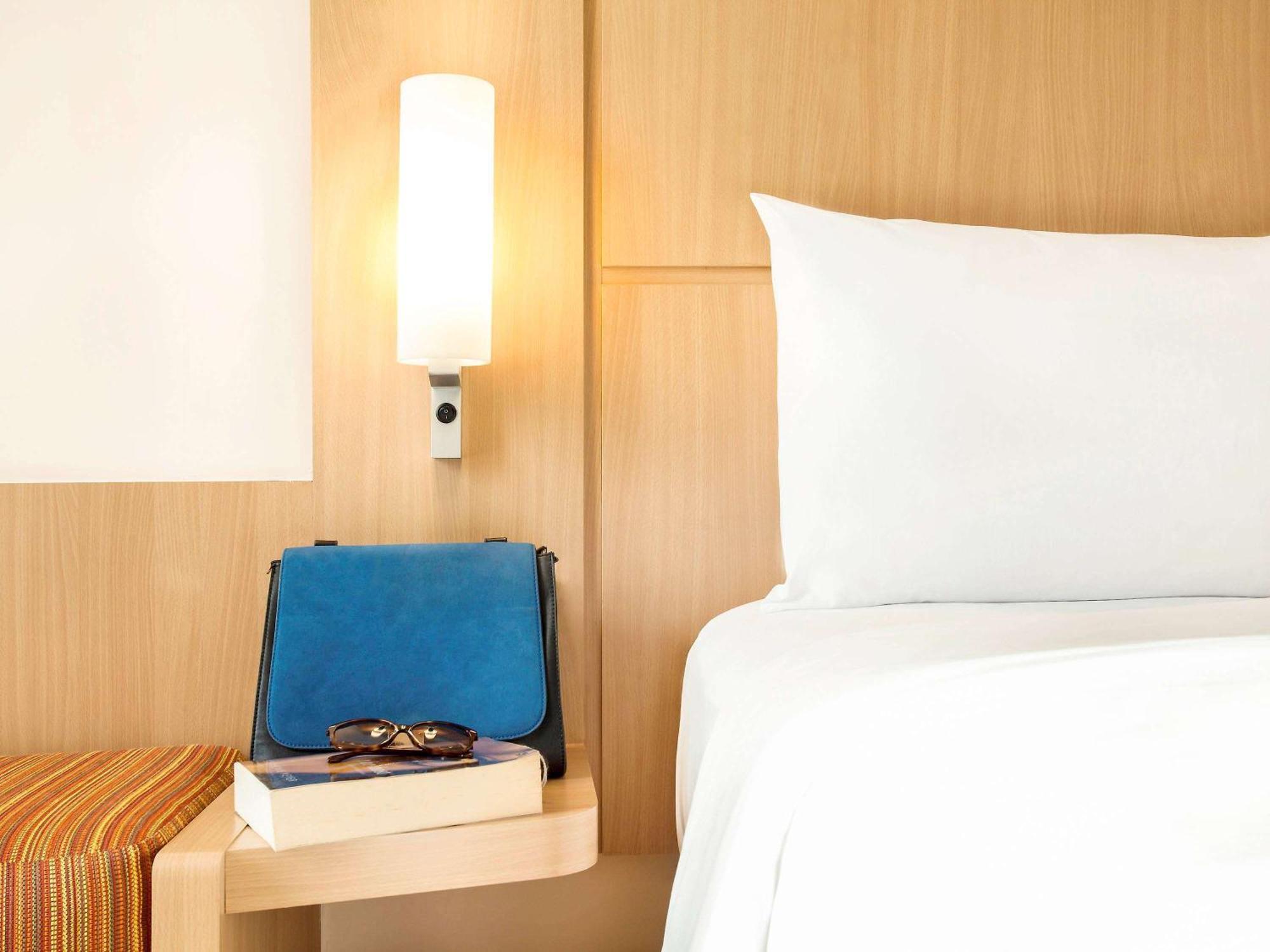 Ibis Lyon Est Chaponnay Hotel Eksteriør billede
