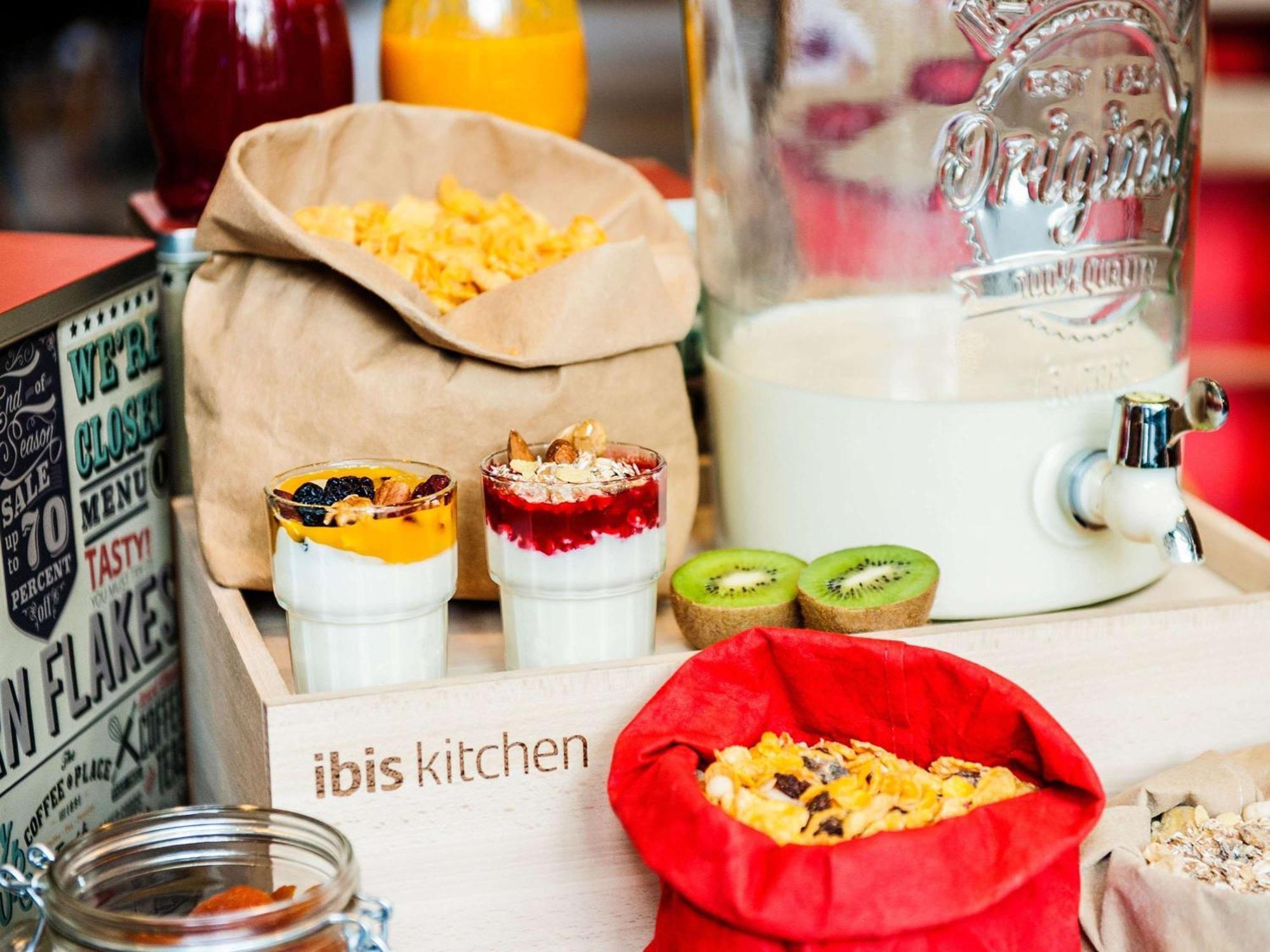 Ibis Lyon Est Chaponnay Hotel Eksteriør billede